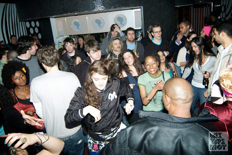 mtr-launch-crowd1